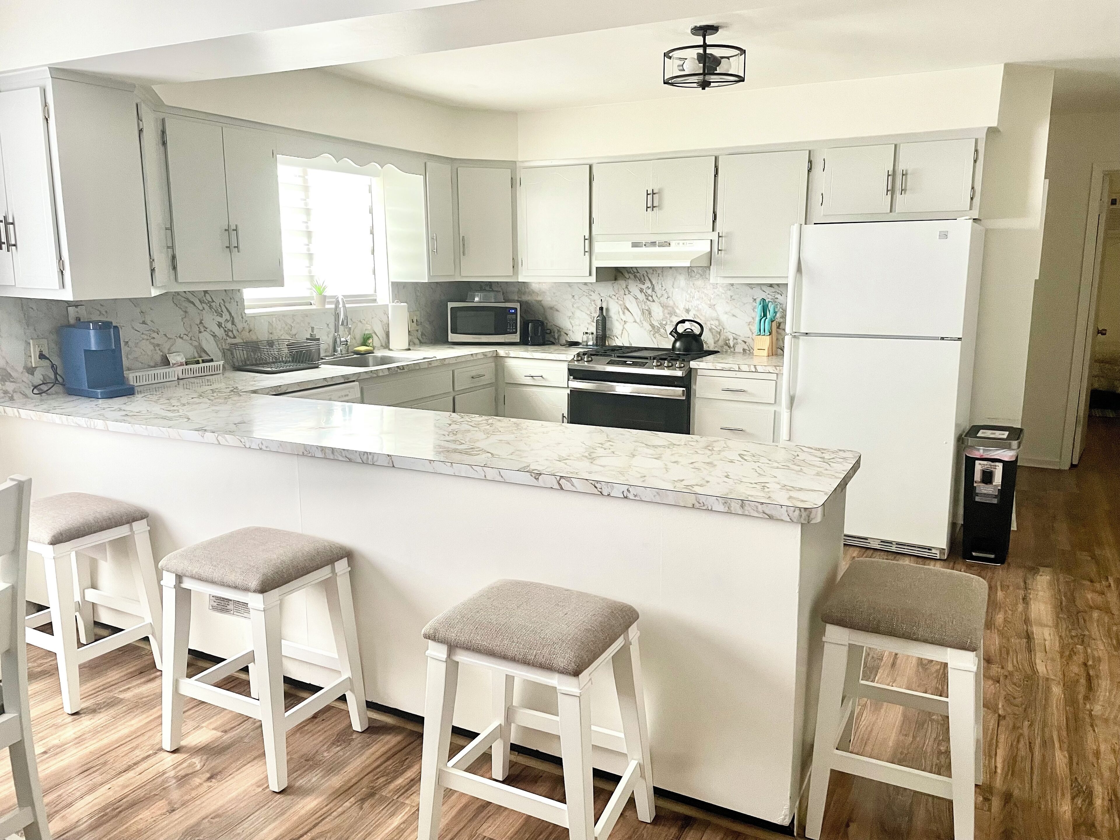 Full-size fridge, microwave, oven, stovetop