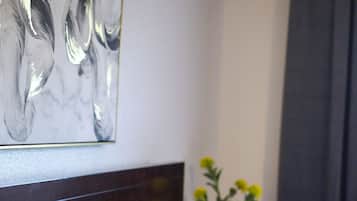2 habitaciones, escritorio, tabla de planchar con plancha y wifi gratis