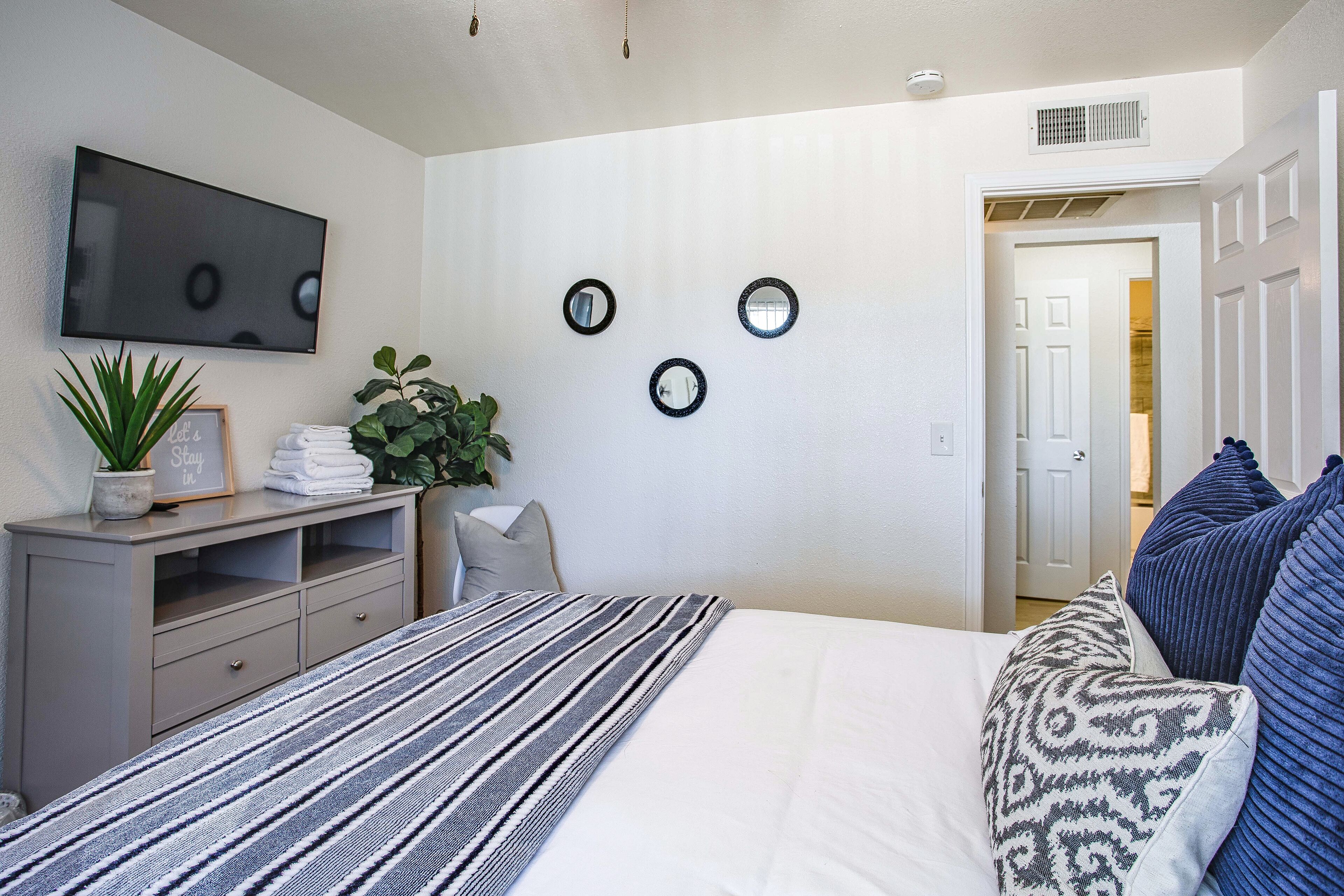 Lovely 2-Bedroom Rental Unit With Indoor Fireplace