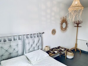 3 bedrooms, iron/ironing board, internet, bed sheets - Mediterranean apartment centrally located 500m beach (Sant Feliu de Guíxols)