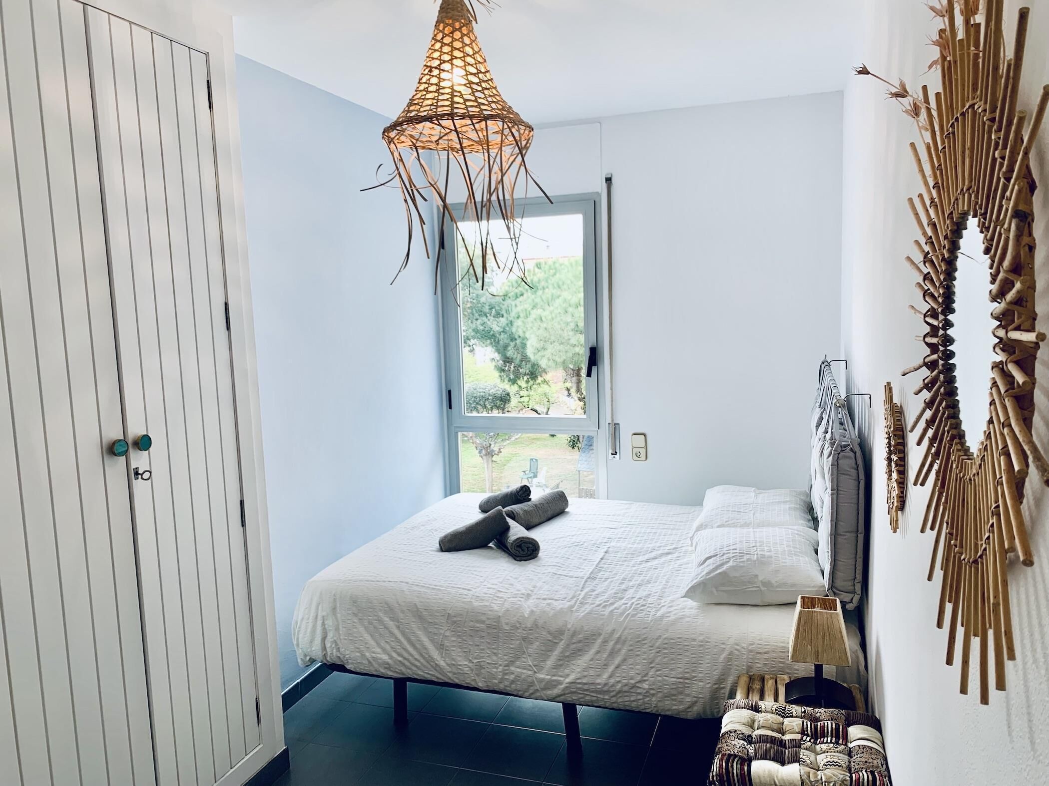 3 habitaciones, tabla de planchar con plancha, internet y ropa de cama 