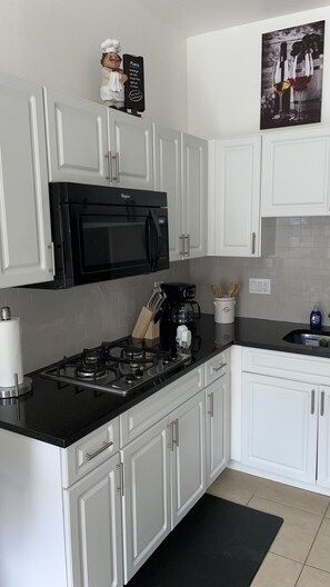 Kühlschrank, Mikrowelle, Herdplatte, Wasserkocher mit Kaffee-/Teezubehör