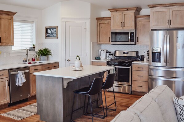 Kjøleskap, mikrobølgeovn, ovn og kokeplater