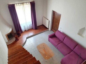 TV, fireplace - Unique countryside loft room, near Naples (melizzano)