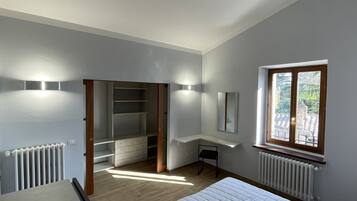 1 slaapkamer, een strijkplank/strijkijzer, wifi, beddengoed