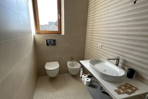 Een douche, een haardroger, handdoeken