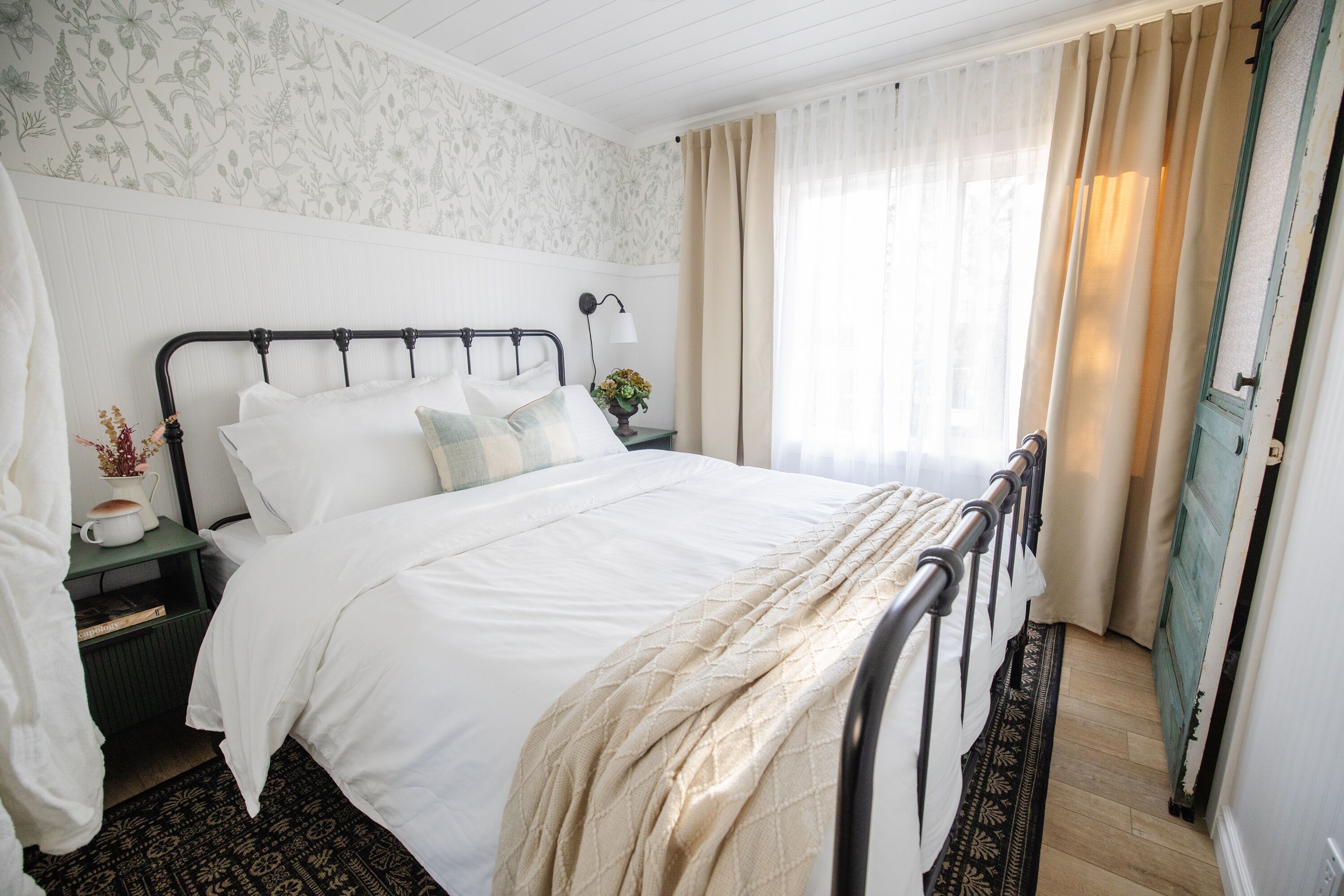 Newly renovated tiny cottage 2 blocks from the lake w/ BBQ & all new appliances