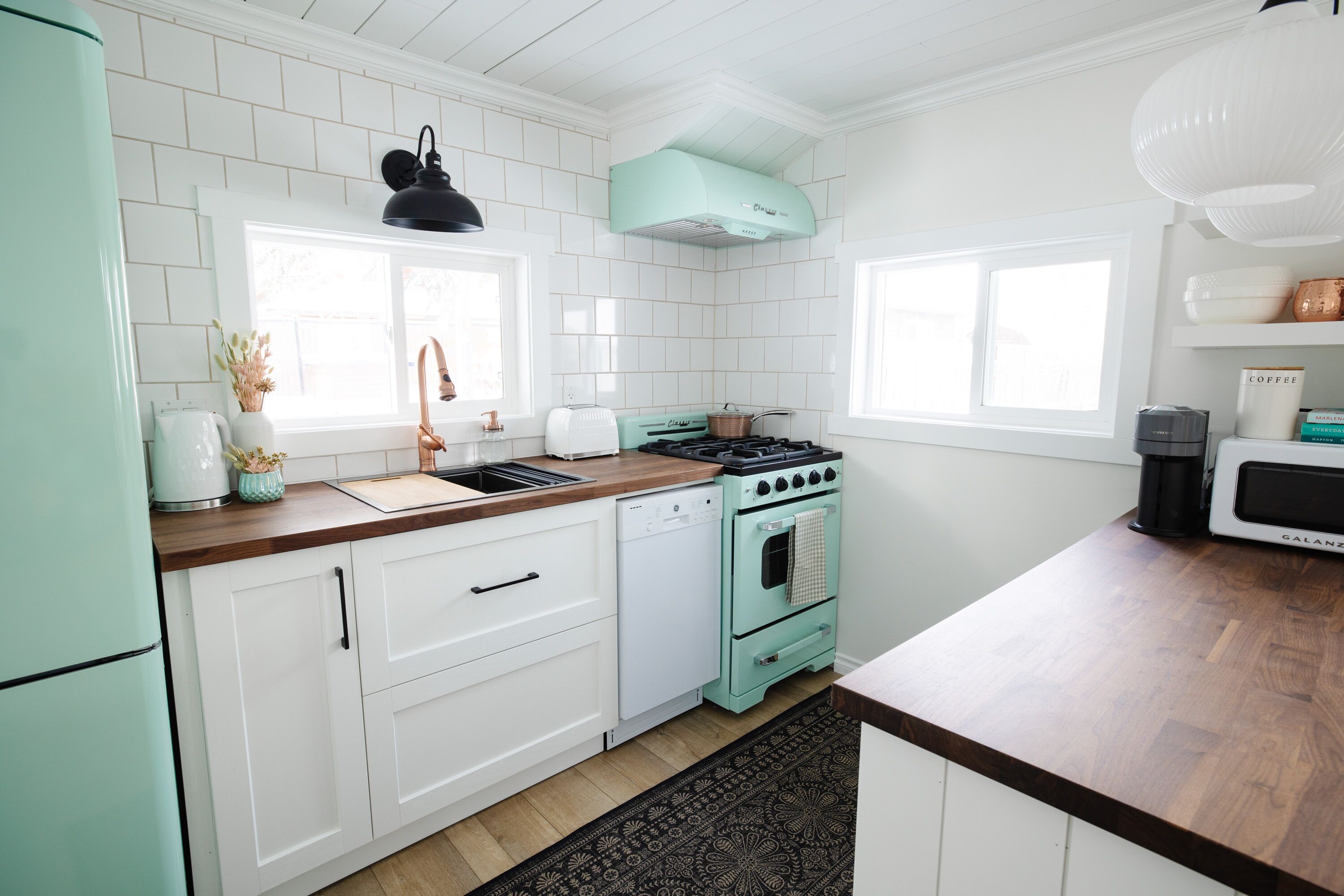 Newly renovated tiny cottage 2 blocks from the lake w/ BBQ & all new appliances