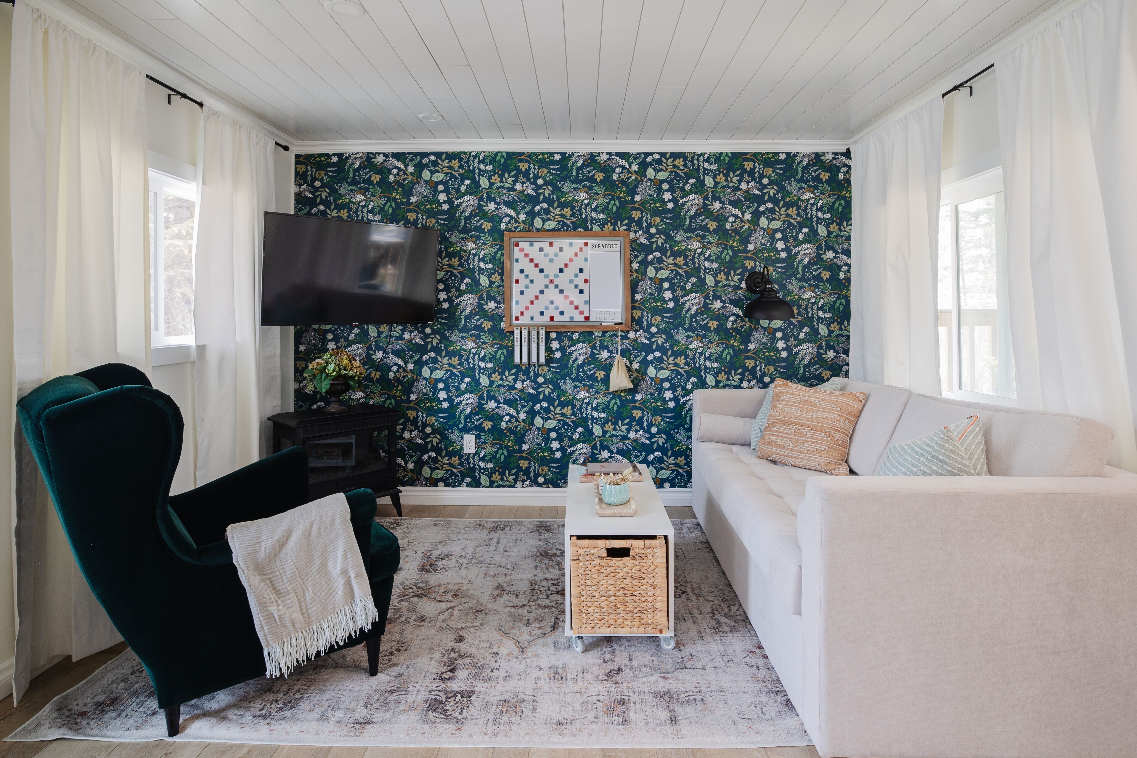 Newly renovated tiny cottage 2 blocks from the lake w/ BBQ & all new appliances