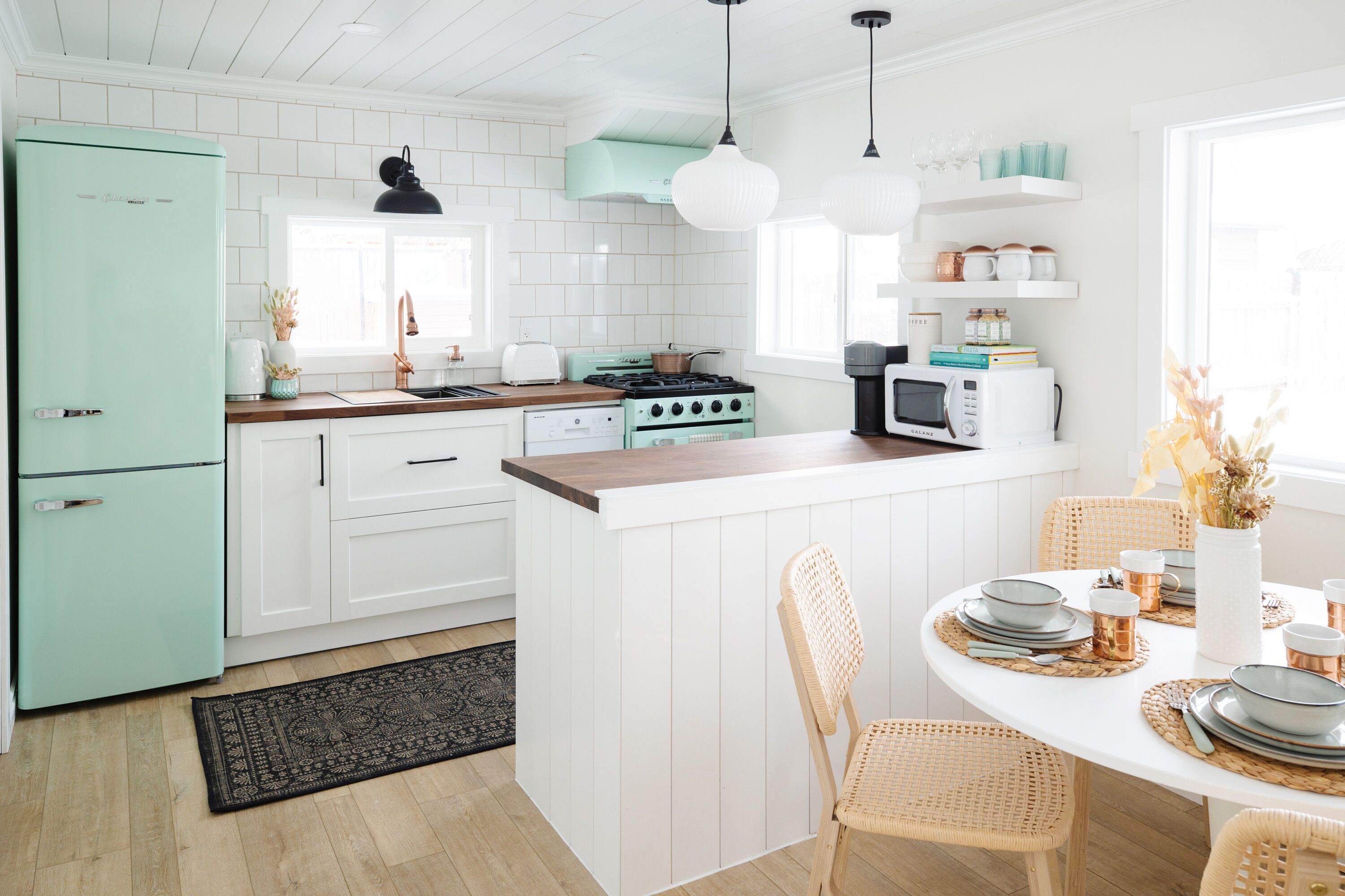 Newly renovated tiny cottage 2 blocks from the lake w/ BBQ & all new appliances