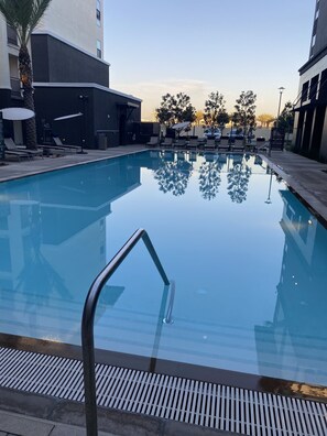 Outdoor pool - Lovely Unit located in Anaheim - Near Disneyland (Glendale)
