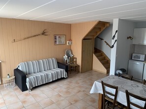 TV, books - Gîte Caramolle, St Denis, Gard, Cévennes, 2 bedrooms, swimming pool, nature (Saint-Denis)