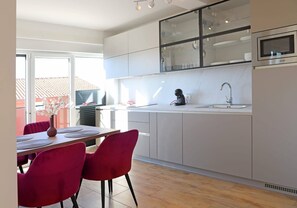 Fridge, stovetop, dishwasher, coffee/tea maker