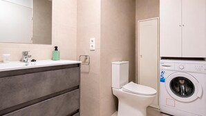 Shower, hair dryer, towels - Martin Villa Apartment in Seville Center ⭐⭐⭐⭐ (Sevilla)