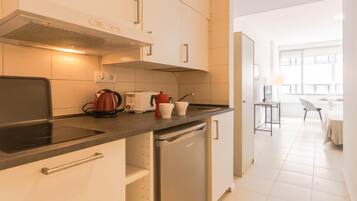 Een koelkast, een magnetron, een koffiezetapparaat/waterkoker