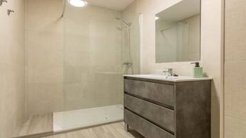 Een douche, een haardroger, handdoeken