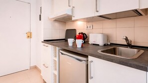 A modern kitchen with a dishwasher, a sink, a coffee maker, and a toaster. - Martin Villa Apartment in Seville Center ⭐⭐⭐⭐ (Sevilla)