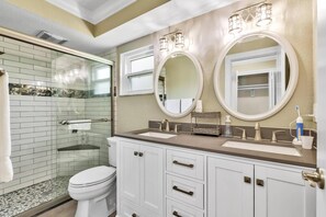 Combined shower/bathtub, hair dryer, towels, shampoo