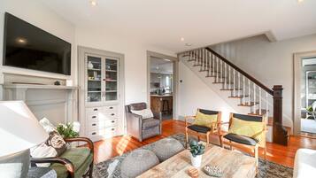 Smart TV, tenis de mesa y monitor de computadora