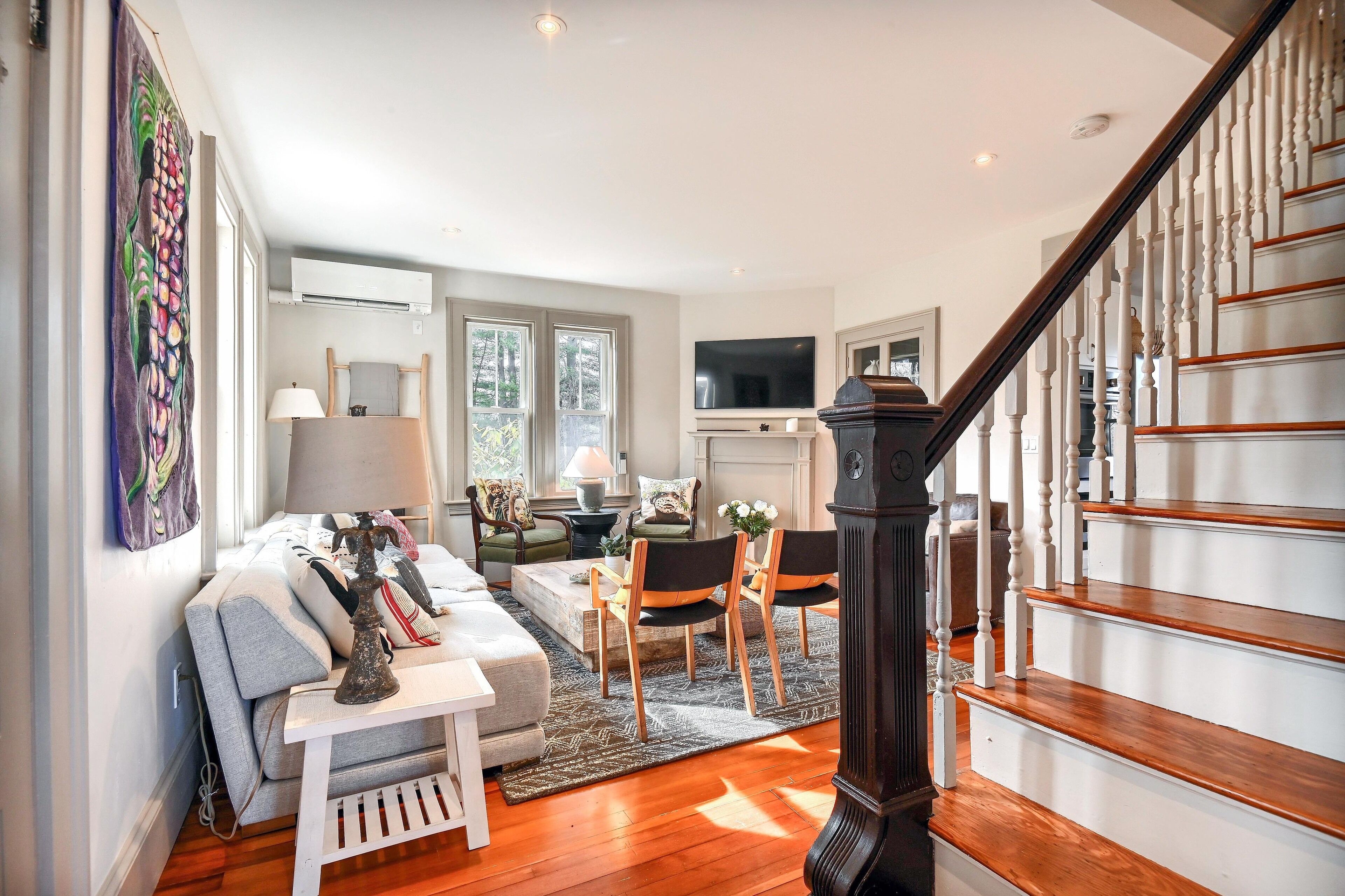 TV connectée, table de tennis de table, écrans d'ordinateur