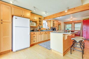 Réfrigérateur, micro-ondes, plaque de cuisson, lave-vaisselle