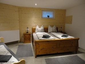 1 bedroom, internet, bed sheets