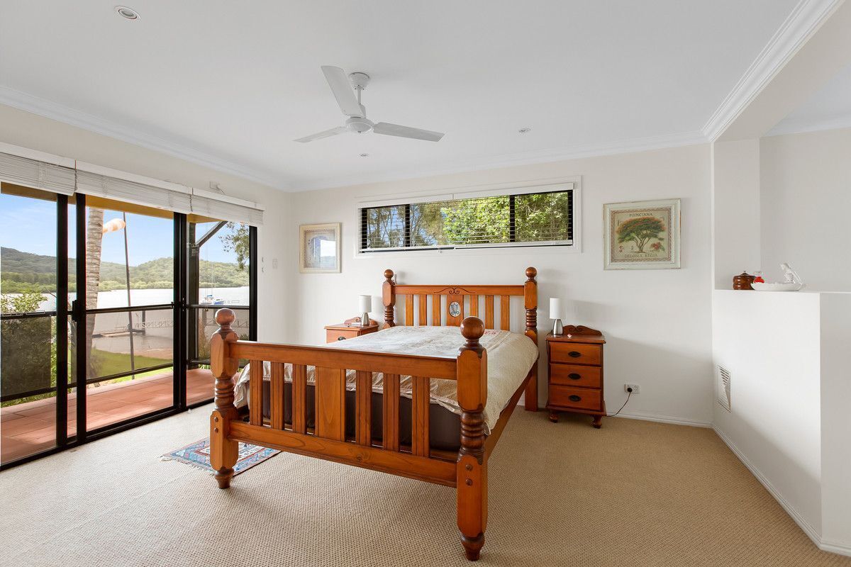 Absolute Water Front Property with jetty for fishing and views to Straddie