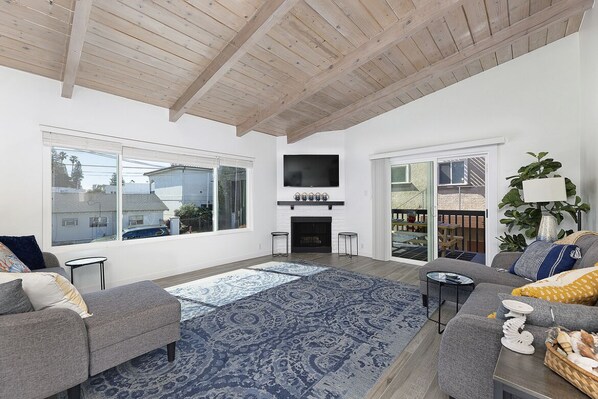 Smart TV, fireplace, books, stereo