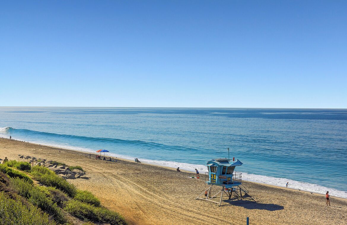 Beach nearby, sun loungers, beach towels