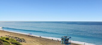 Cheerful and Remodeled 3-bedroom beach cottage, STEPS to beach. Sleeps 9! 