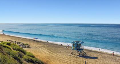Cheerful and Remodeled 3-bedroom beach cottage, STEPS to beach. Sleeps 9!
