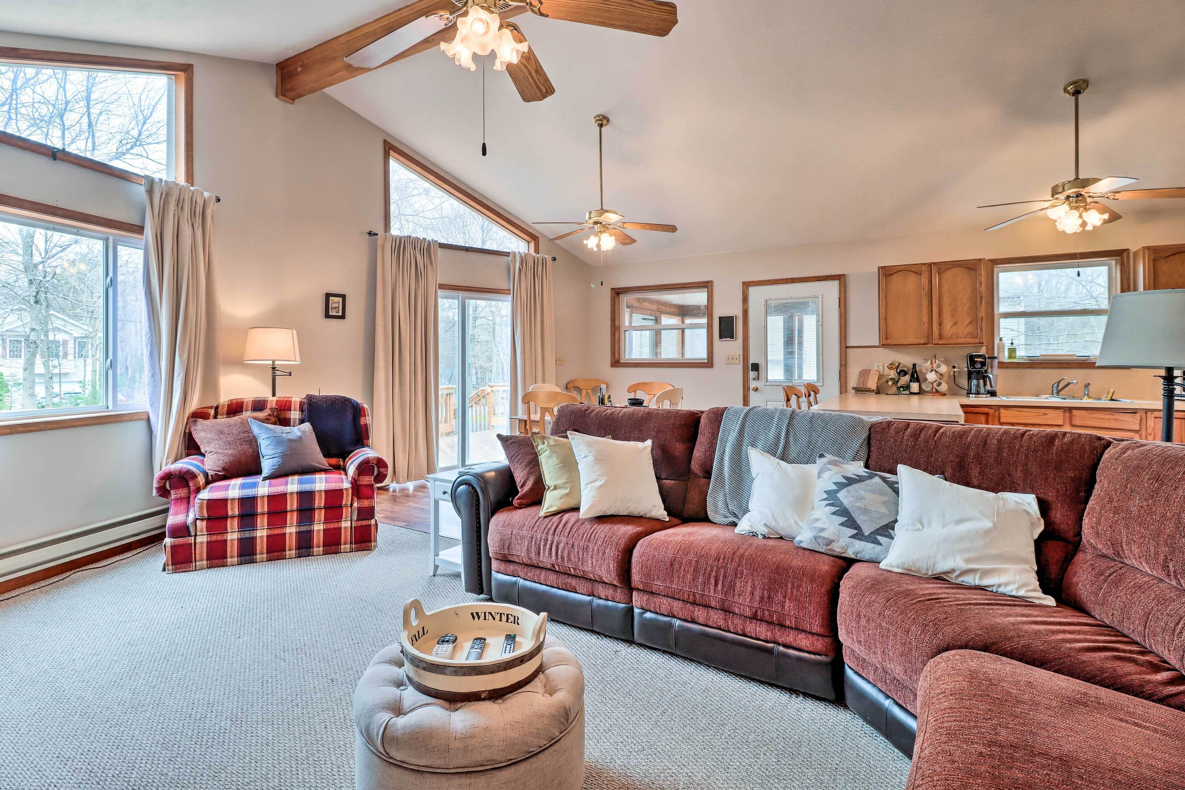 Cozy Albrightsville Cabin w/ Deck & Fire Pit!