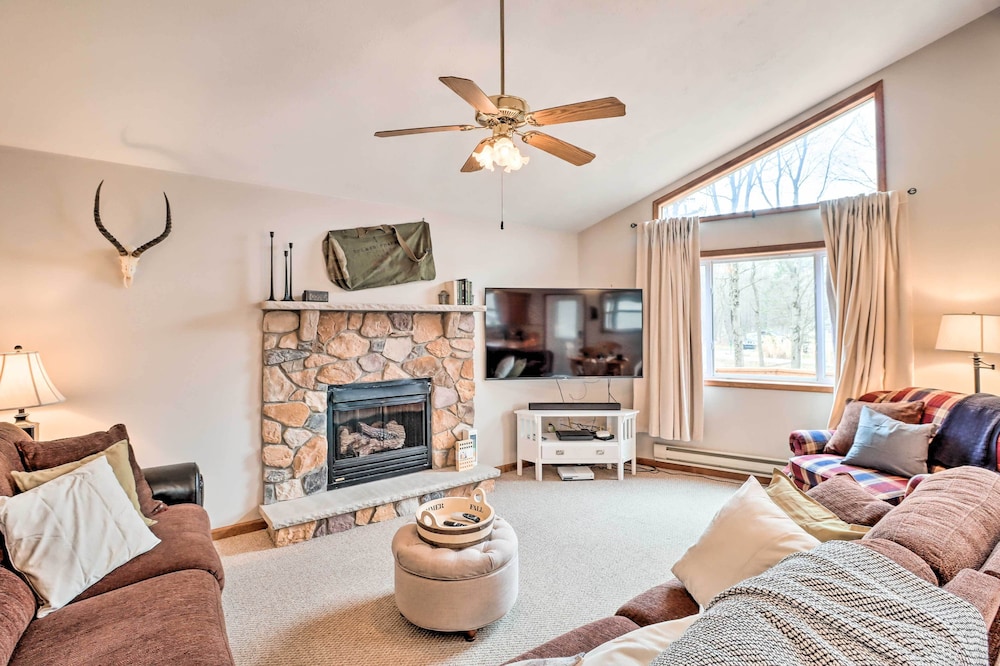 Cozy Albrightsville Cabin w/ Deck & Fire Pit!