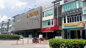 Un hotel llamado 'Avenue Bangi Hotel' con una fachada moderna y varios pisos.
