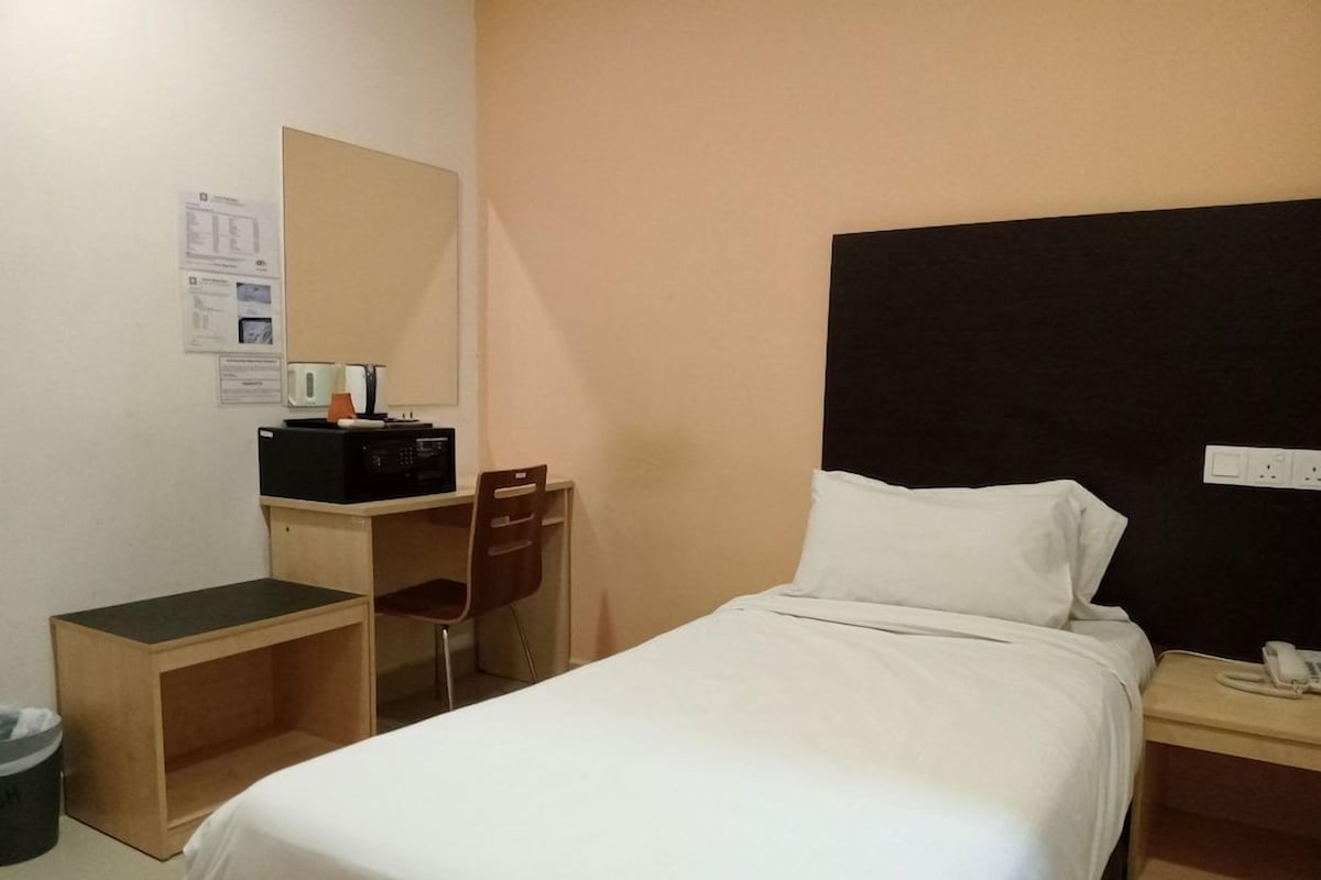 Down duvets, in-room safe, desk, iron/ironing board (on request)