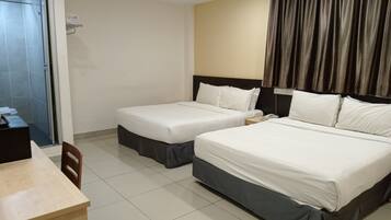 Quadrupla familiare | Copriletto in piuma, una cassaforte in camera, una scrivania