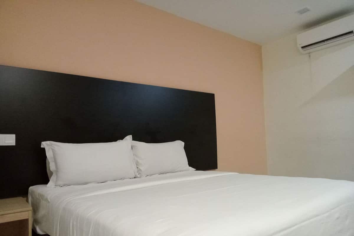 Down duvets, in-room safe, desk, iron/ironing board