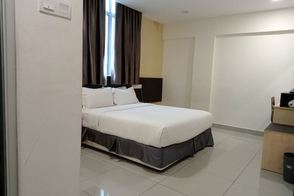 Quarto casal básico | Edredons de pluma, cofres nos quartos, escrivaninha