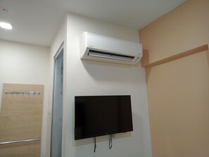 標準單人房 | 羽絨被、客房內保險箱、書桌、熨斗/熨衣板