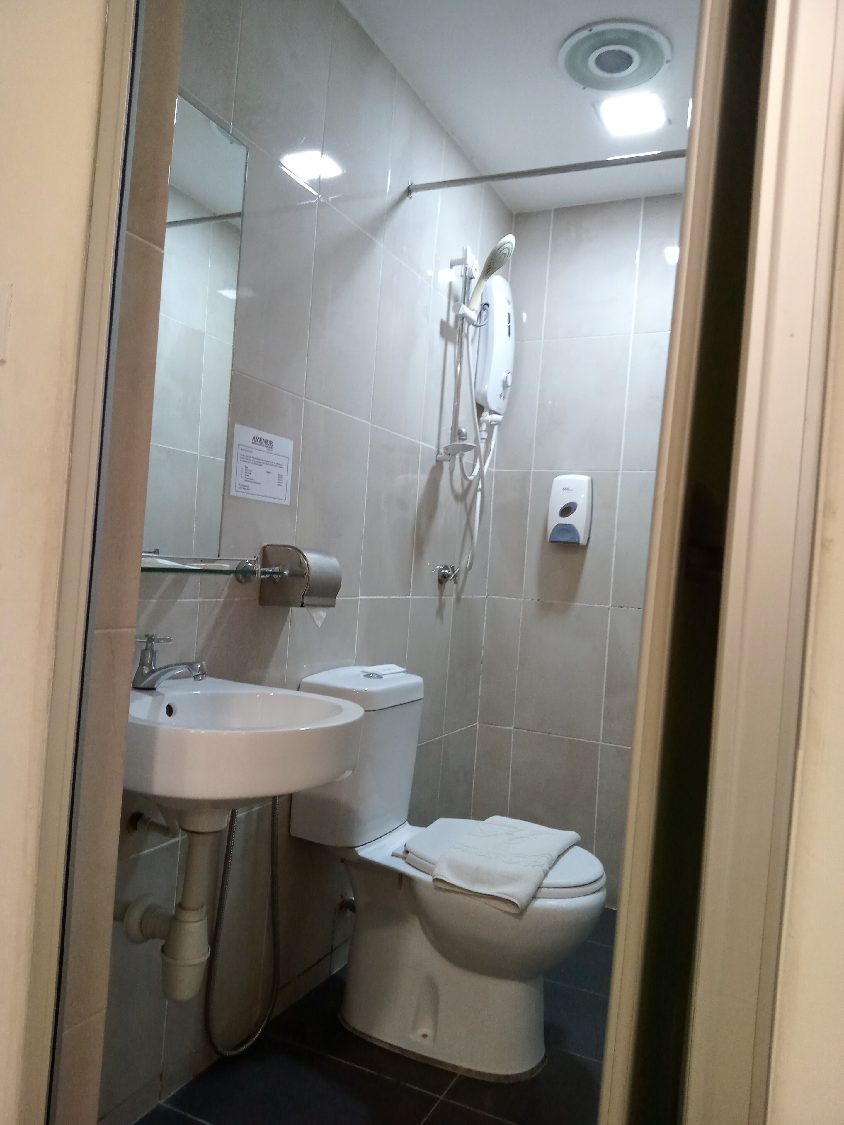 Family Quadruple Room | Bathroom | Shower, free toiletries, bidet, towels