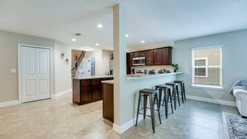 雪櫃、微波爐、焗爐、爐具