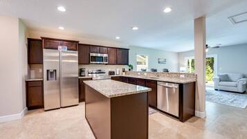 雪櫃、微波爐、焗爐、爐具