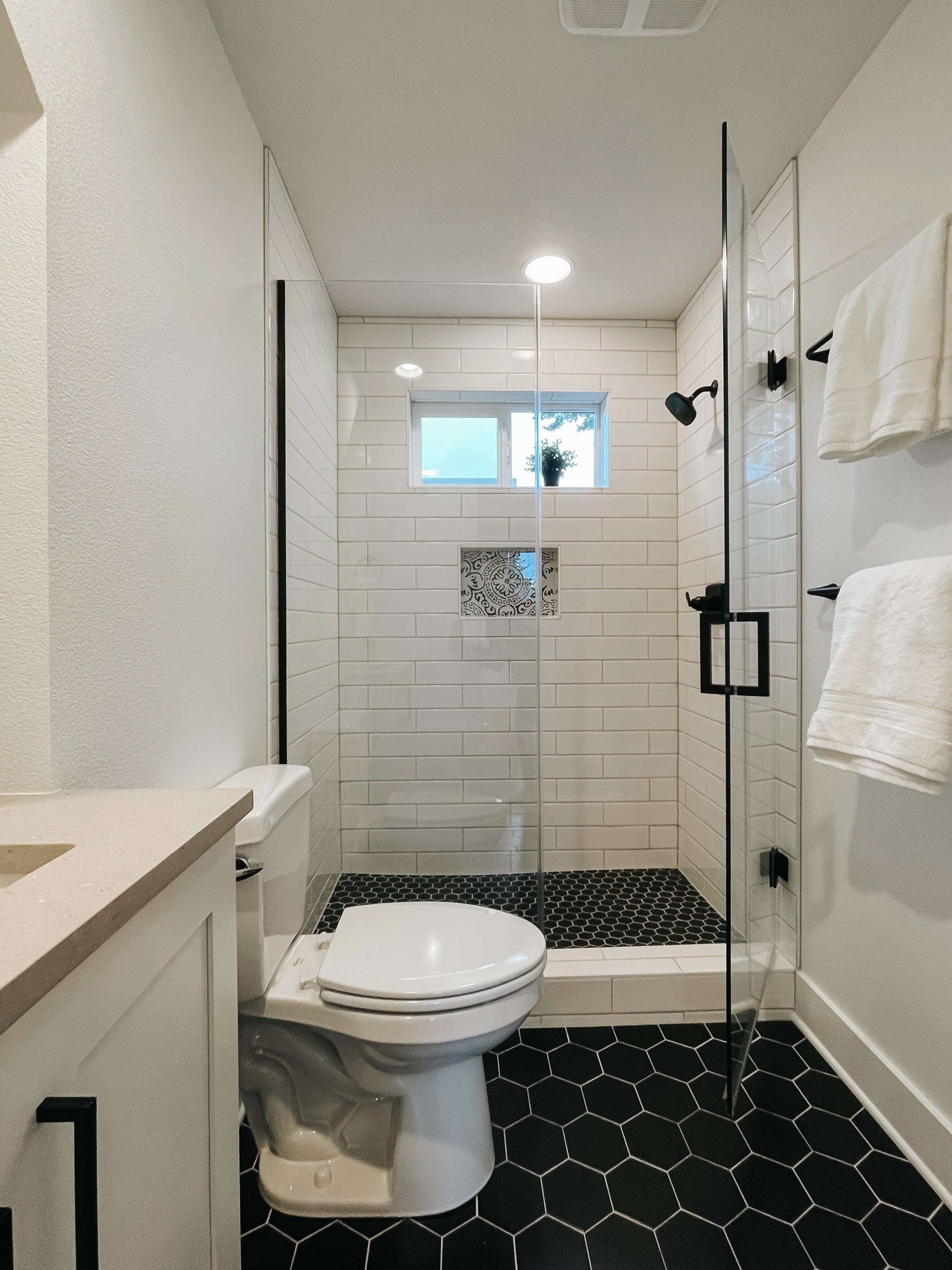 Cozy loft with thoughtful amenities close to shopping & restaurants 