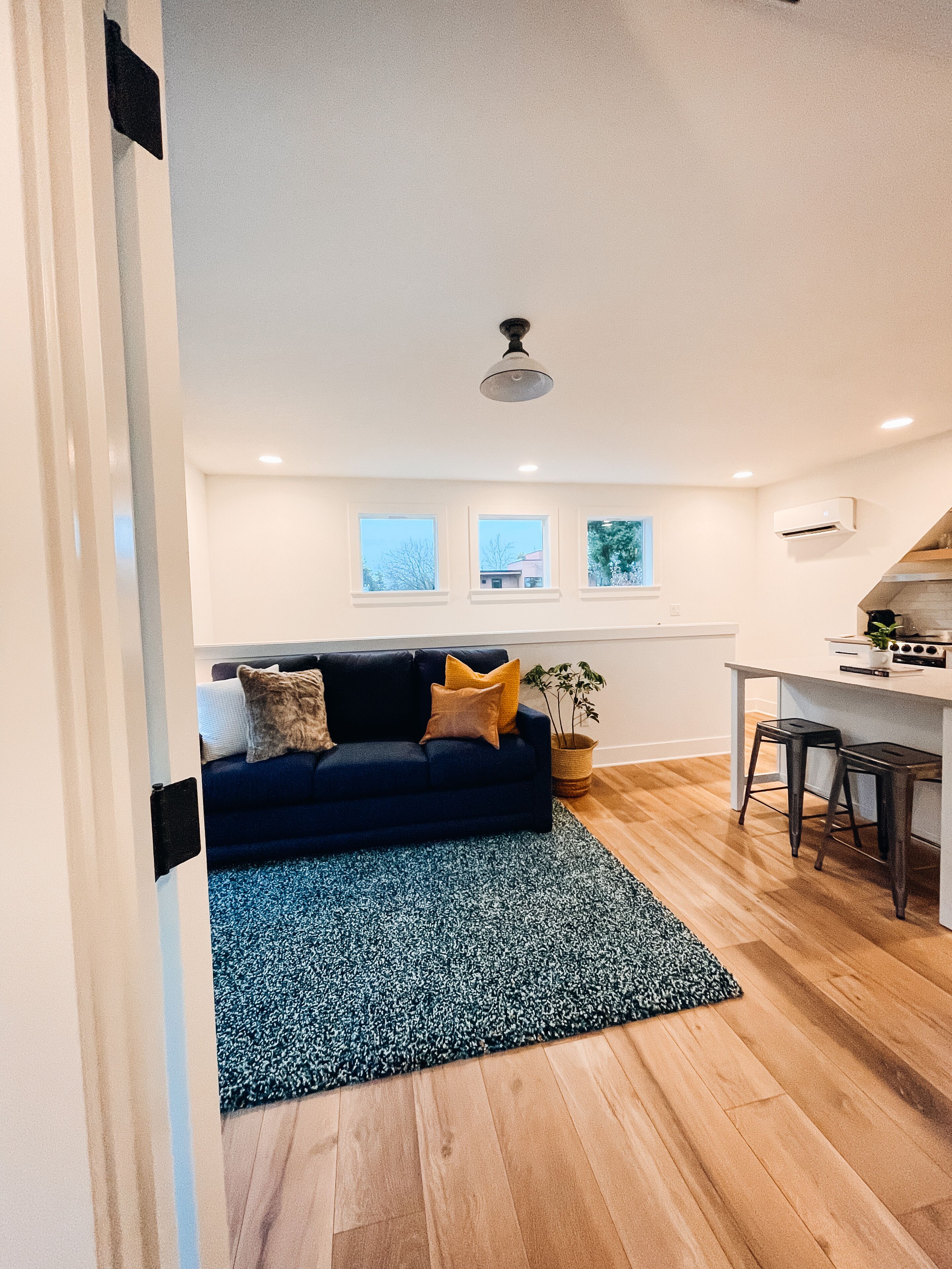 Cozy loft with thoughtful amenities close to shopping & restaurants 