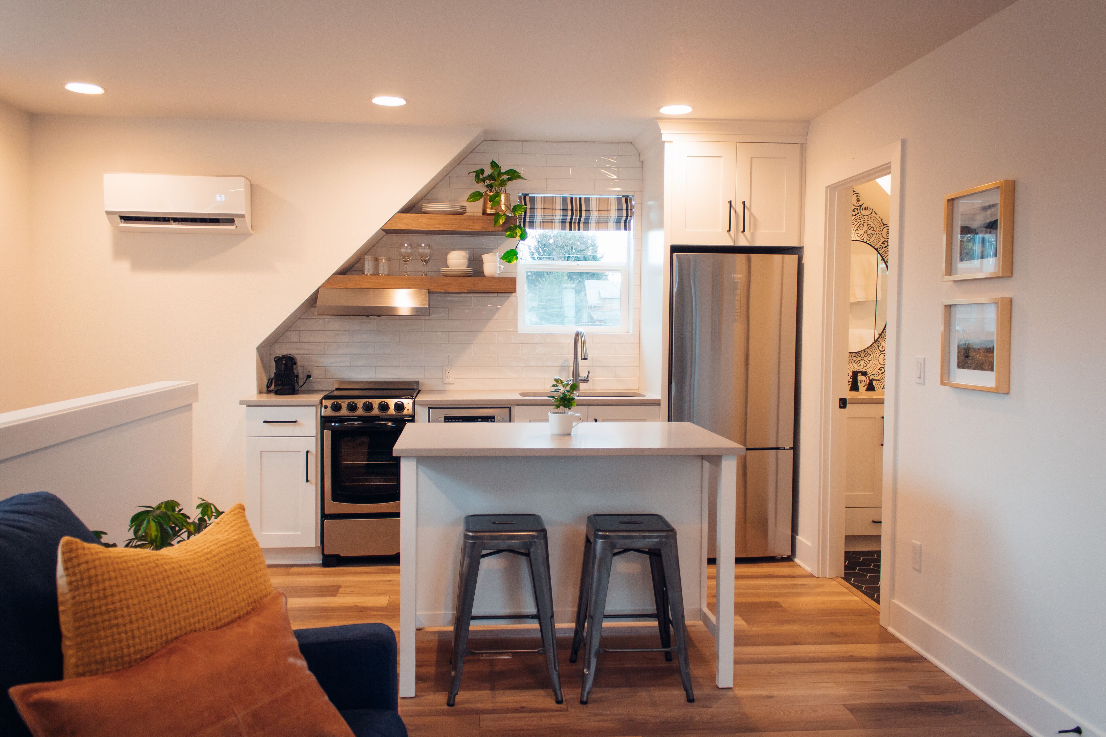 Cozy loft with thoughtful amenities close to shopping & restaurants 