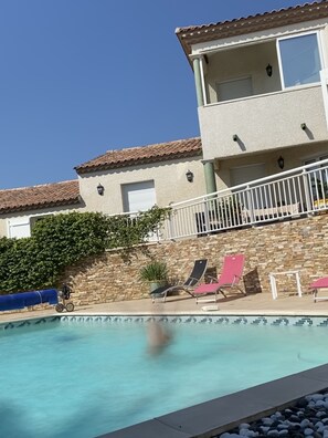 Outdoor pool - Beautiful view. (Saint-Génies-de-Fontedit)