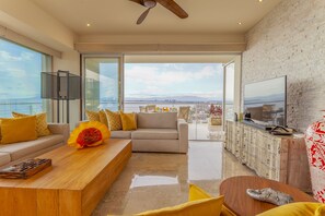 TV - Renovated Condo Paramount Bay 401A Ocean View! 3BD Condo for rent in Amapas, Pue (Puerto Vallarta)