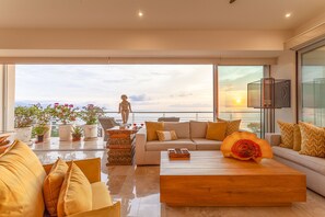 TV - Renovated Condo Paramount Bay 401A Ocean View! 3BD Condo for rent in Amapas, Pue (Puerto Vallarta)