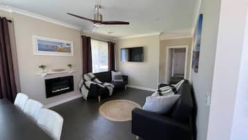 Una televisión, una chimenea, Netflix, servicios de streaming