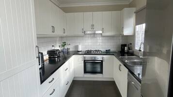 Frigorífico, microondas, horno y lavavajillas